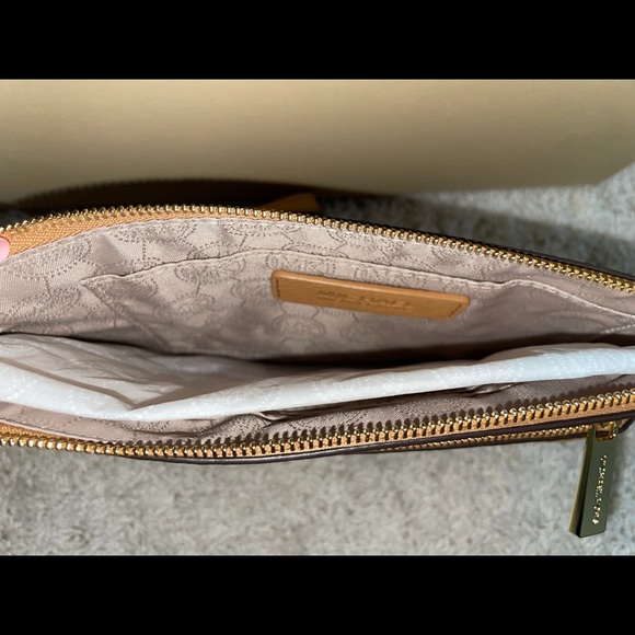 New Leather Michael Kors Wristlet - Picture 4 of 7